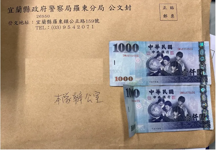 選民交出候選人用來買票的賄款2000元。翻攝照片