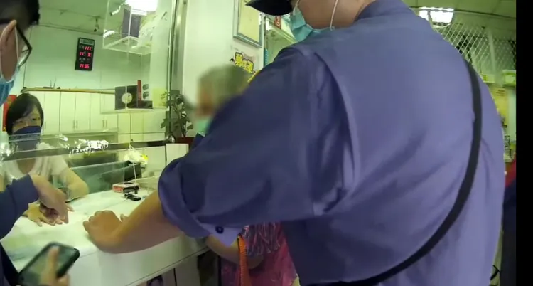 警員向行員詢問案情。讀者提供