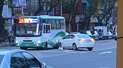 醉不上道!男酒店狂歡完卻執意開車 才剛起步就連撞2車遭逮