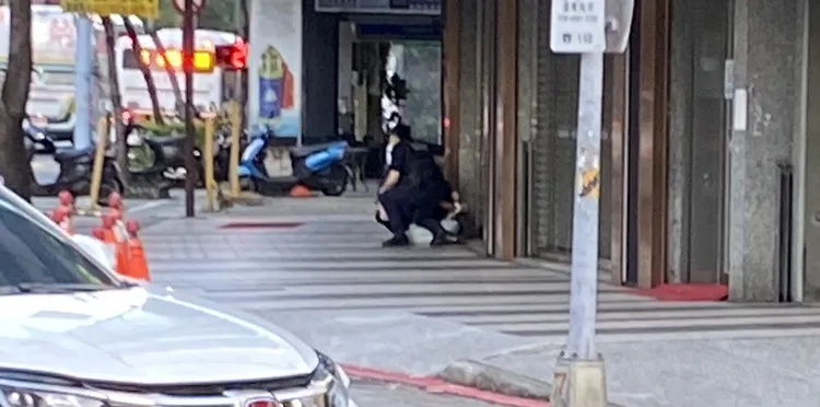 男子酒駕對警方咆哮遭壓制逮捕。民眾提供