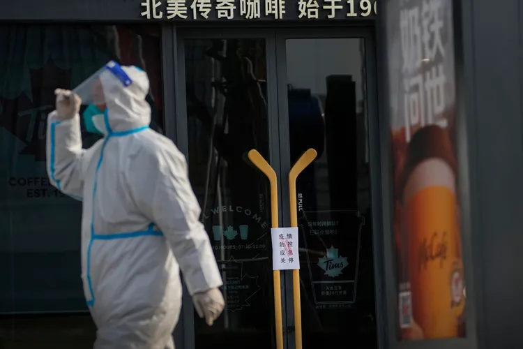 北京疫情近日升溫，街上咖啡館暫停營業。美聯社