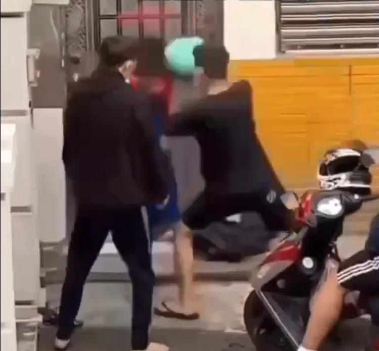 其中一名少年還拿安全帽狠敲國中生頭部。翻攝社會事新聞影音