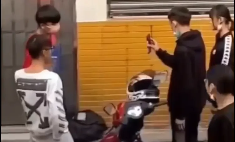 現場聚集多名少年，脅迫被害國中生向女同學鞠躬道歉，還拿出手機拍攝。翻攝社會事新聞影音