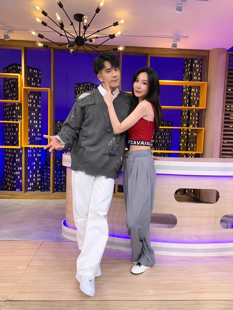 JR紀言愷(左)和曾莞婷交情好。衛視中文台提供