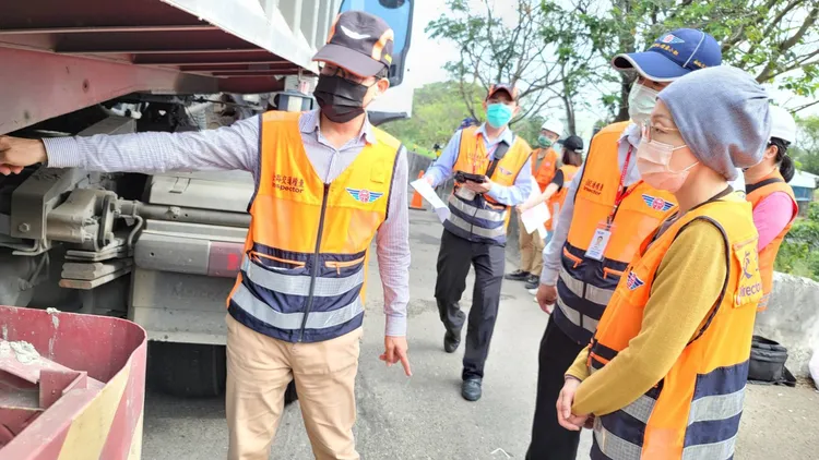 新竹監理所表示，違規駕駛除了現場舉發裁罰外，針對車輛安檢項目，例如胎紋不足、滅火器失效等，均會通知車主限期改善。新竹監理所提供