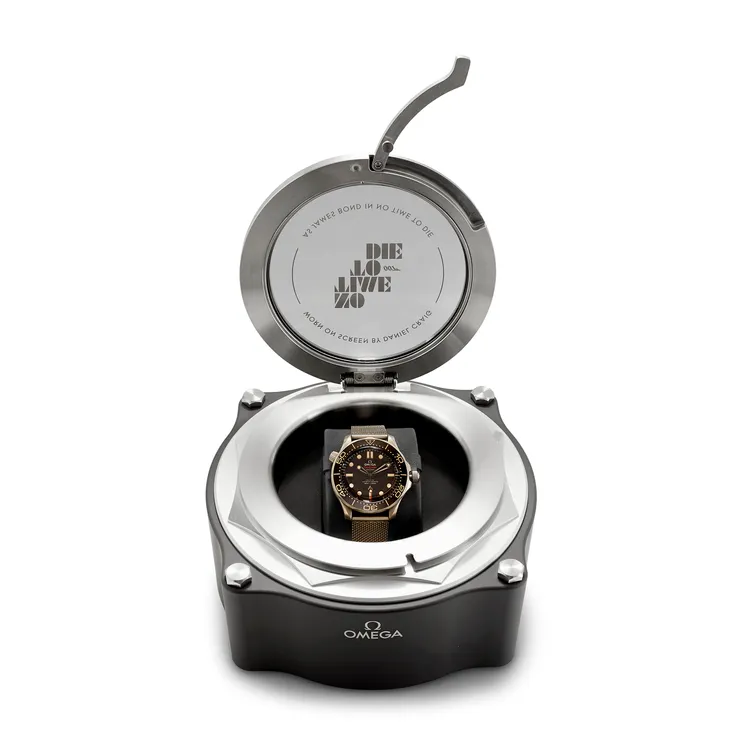 克雷格於《007生死交戰》中佩戴的海馬潛水300米腕錶007限定腕錶，上個月在EON製片公司和佳士得拍賣行攜手舉辦的慈善拍賣中，以高達22萬6800英鎊（約847萬元台幣）的高價落槌。佳士得提供