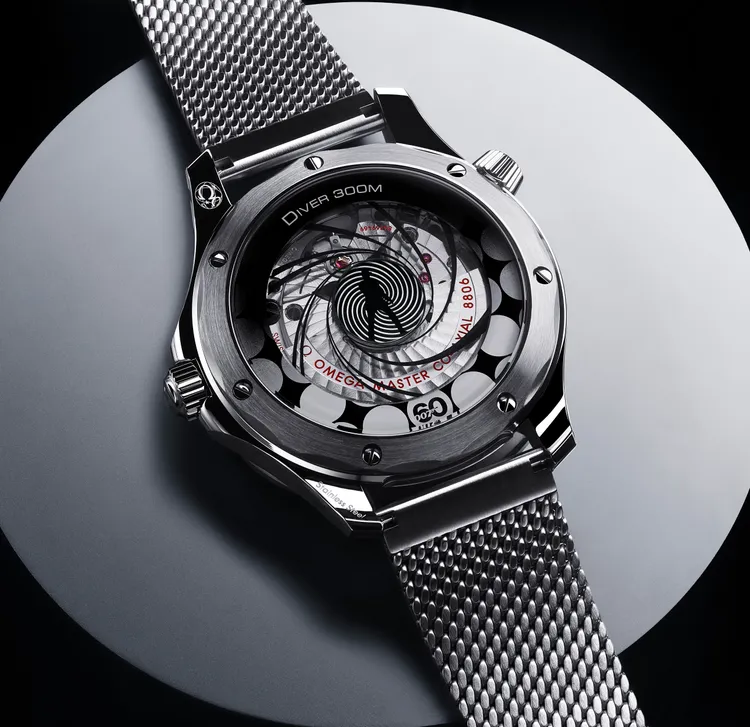 龐德60周年紀念錶款底蓋裝飾輪廓與旋轉槍管圖案，猶如007系列電影著名的開場畫面。品牌提供