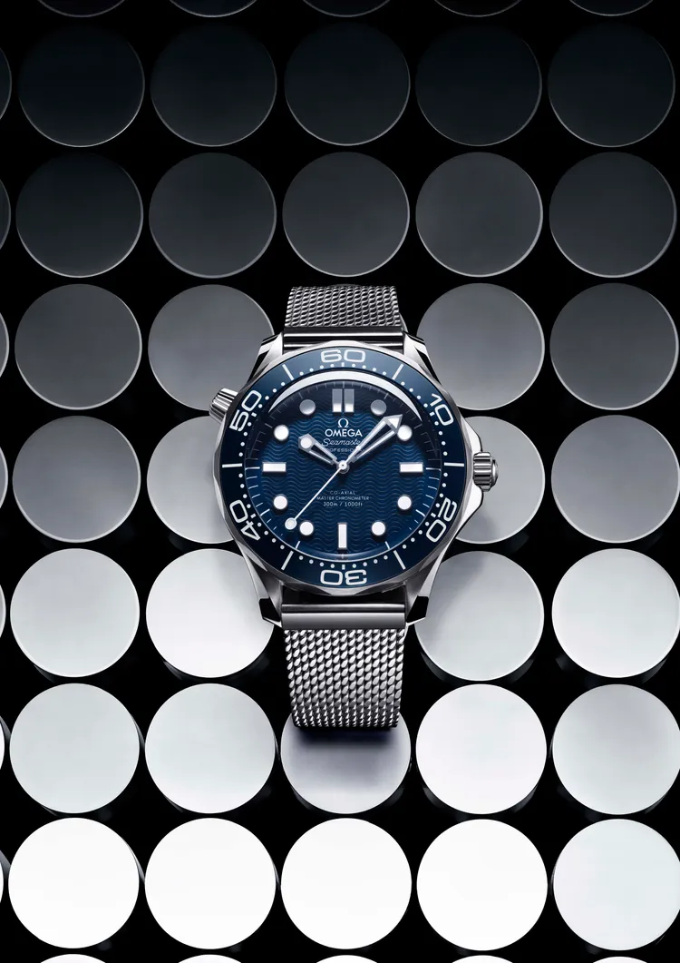 海馬潛水300米系列精鋼自動上鍊龐德60周年紀念腕錶，24萬8000元。品牌提供