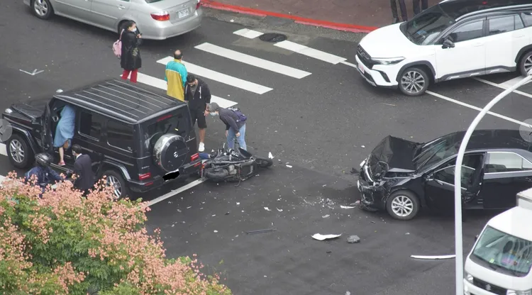 民眾拍下車禍當下照片後上傳社群。翻攝自爆料公社公開版