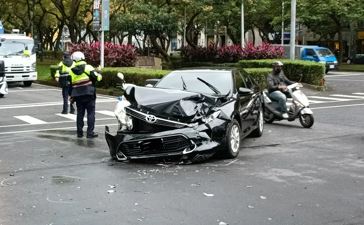 撞擊大G後，小客車車頭全毀。翻攝自爆料公社公開版