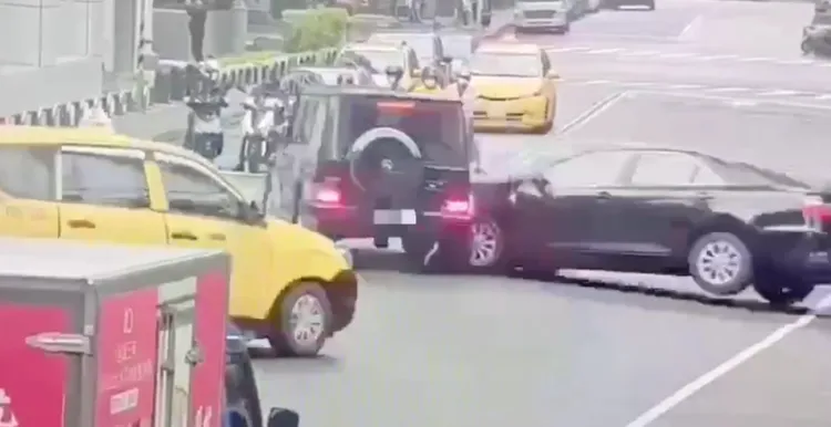 賓士大G休旅車左轉未禮讓直行車，遭攔腰撞上。翻攝畫面