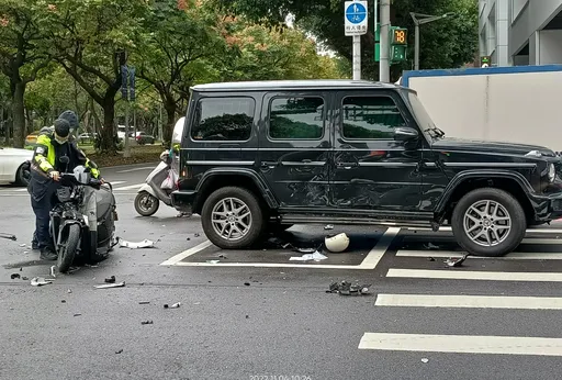 賓士大G遭攔腰撞!路口3車撞成一團 北市男騎士腿骨折送醫