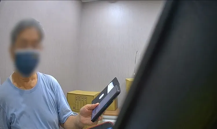 林男向警方出示詐團傳來的訊息。讀者提供
