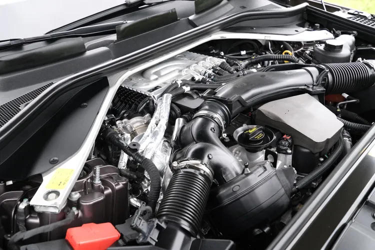 3.0六缸引擎搭配輕油電系統，輸出平順暢快，表現中規中矩。陳志淵攝
