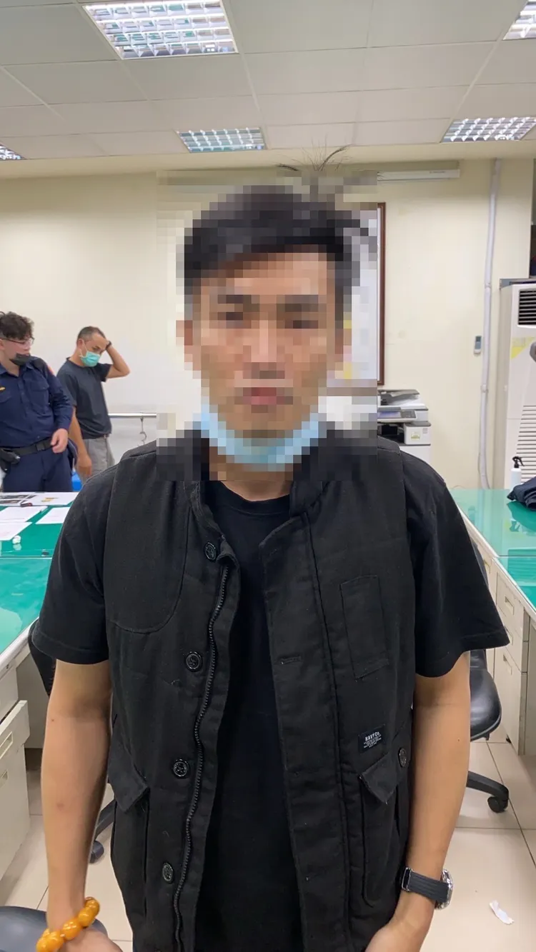 蔡男自知難逃法網，下午前往桃園警分局埔子派出所投案。翻攝畫面