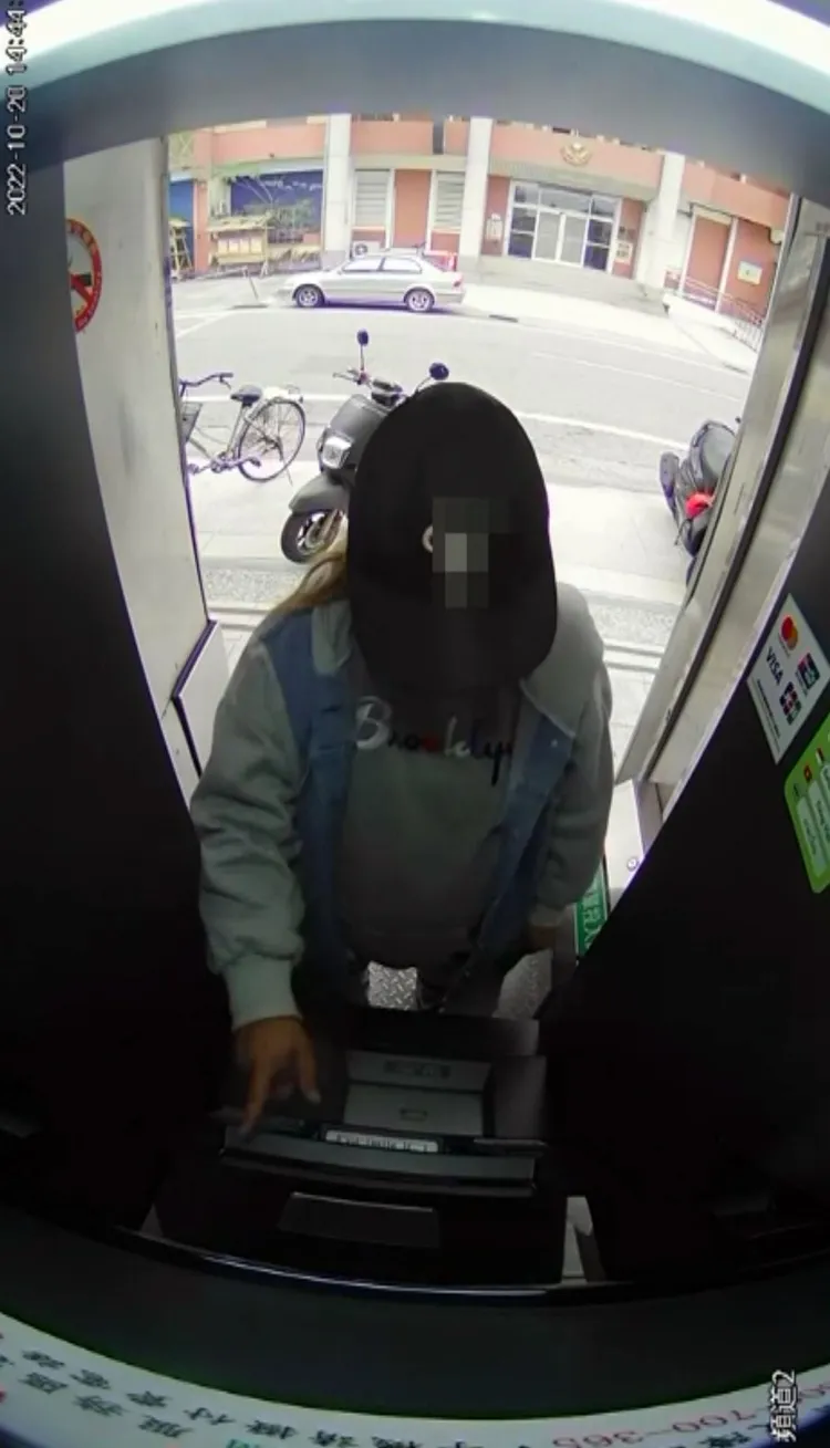 何女轉身就拿騙來的提款卡盜領3萬元花用。警方提供
