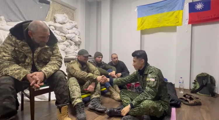 姚冠均與不同國家的志願軍。翻攝臉書