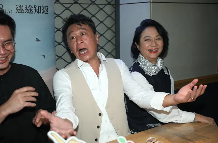 游安順（中）從呼聲高到落馬，笑言影評人可信度都不高。陳明中攝