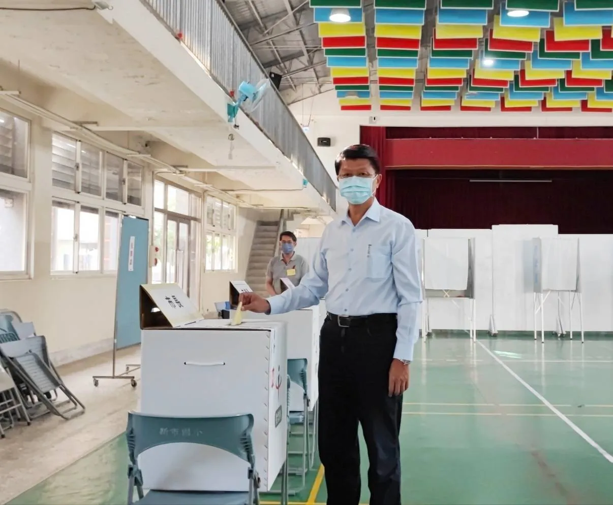 謝龍介投完票後仍要繼續顧票。王志弘攝