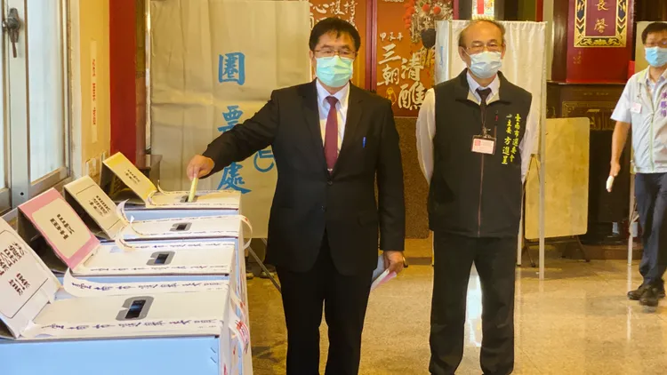 黃偉哲至永康姑婆廟投開票所投票，心情一派輕鬆。王志弘攝