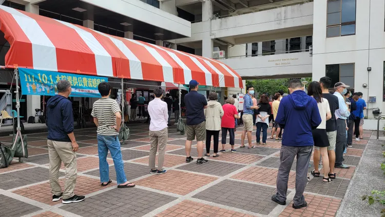 一早投票所就有民眾排隊等候投票。劉榮輝攝