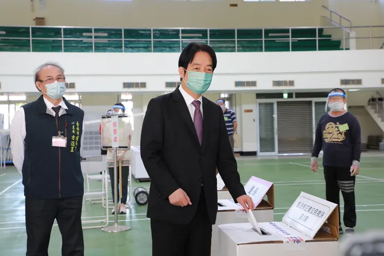 賴清德前往安平國中投票所投票。王志弘攝