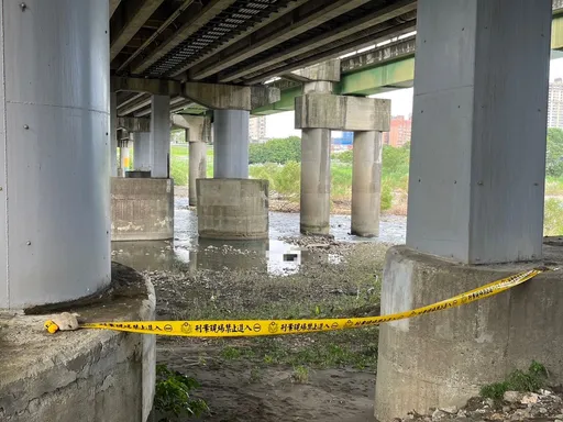 上班騎車行經新北秀朗橋!突瞄到橋下有陰影 停車查看驚見浮屍