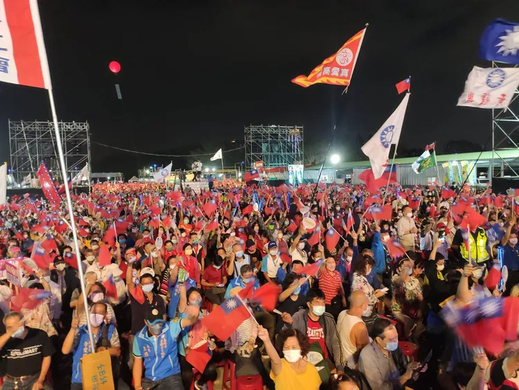 柯志恩今晚於前鎮一德市舉辦「市民之夜」選前之夜，現場海飄揚。羅琦文攝