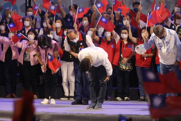 國民黨秘書長黃健庭在台上代為國民黨向民眾鞠躬道歉。羅琦文攝