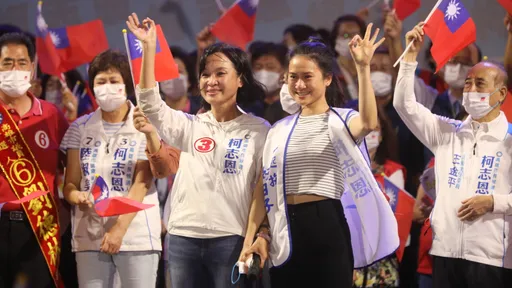 正妹女兒掀口罩給媽抱抱打氣!柯志恩溫馨催票「我一定會久留高雄」