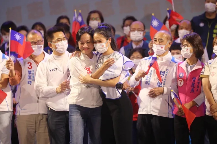 柯志恩在選前之夜在台上與女兒洪均相擁。羅琦文攝