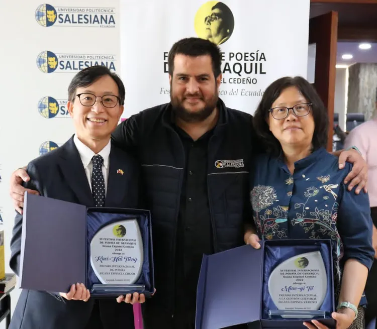駐厄瓜多代表處代表莊輝恩(左起)代曾醫師領獎，與惠夜基國際詩歌節主席Augusto Rodríguez、詩人凃妙沂合影。外交部駐厄瓜多代表處提供