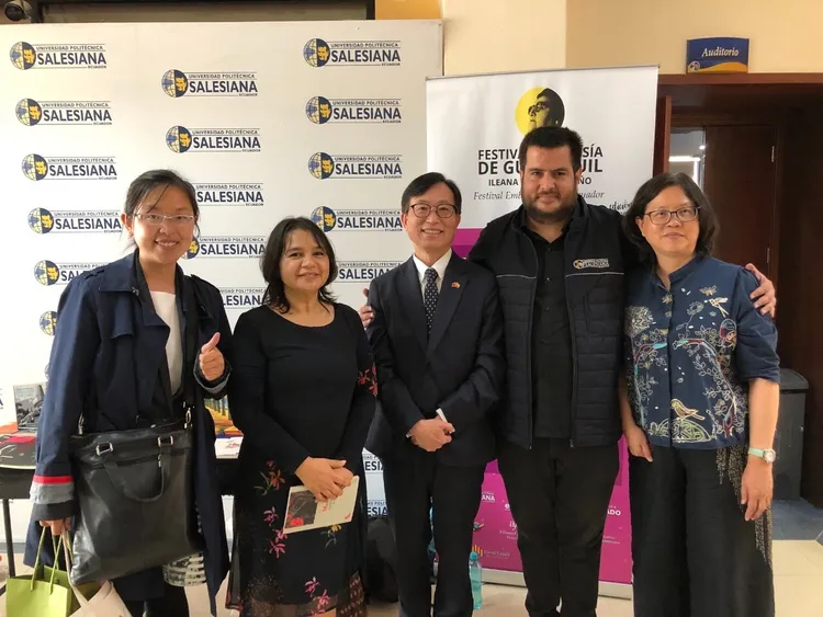 駐厄瓜多代表處代表莊輝恩(右三)代曾醫師領獎，與惠夜基國際詩歌節主席Augusto Rodríguez(右二)合影。外交部駐厄瓜多代表處提供