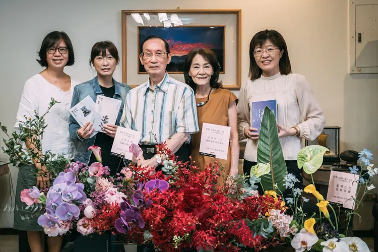 高雄市文化局代表市府，恭賀醫生詩人曾貴海榮獲「厄瓜多國際詩人獎」。左二起文化局副局長林尚瑛、曾貴海醫師、夫人黃翠茂。文化局提供