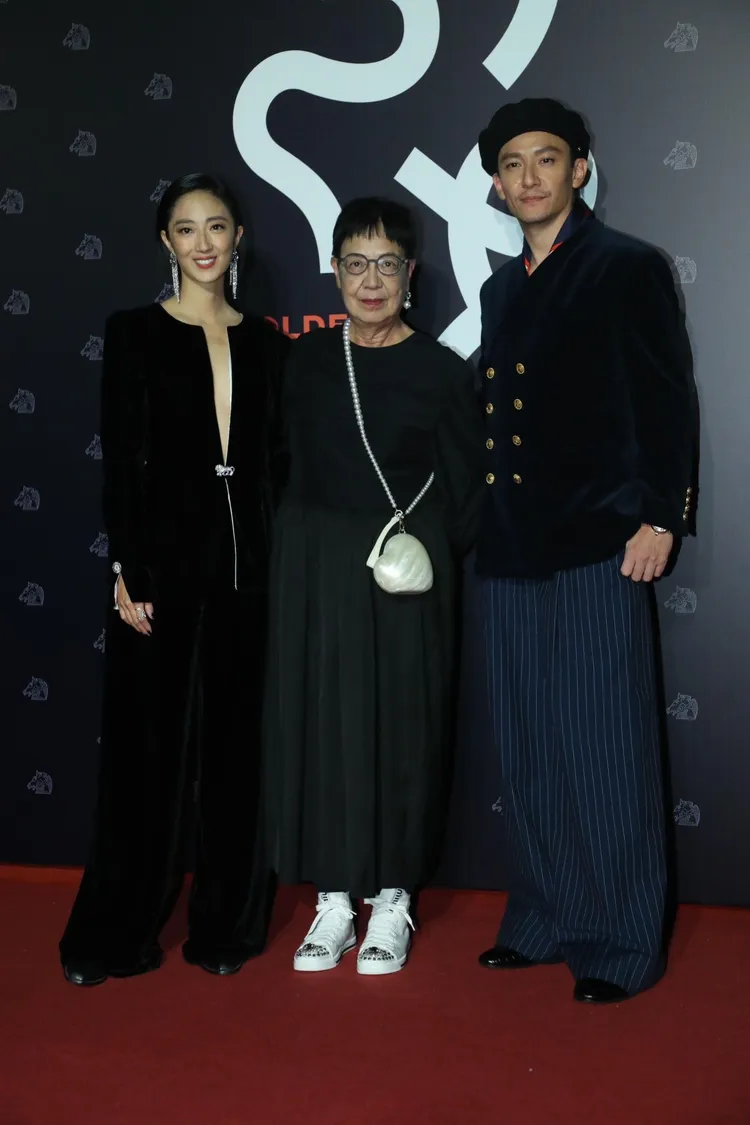 評審團主席許鞍華（中）與桂綸鎂（左）、張震聯袂走紅毯。攝影中心攝