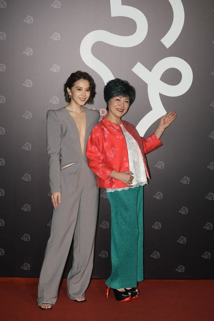 潘麗麗（右）一身紅配綠，看似是紅棉襖搭寬鬆綠褲，被網友形容是不是8點檔直接殺過來現場。攝影中心攝