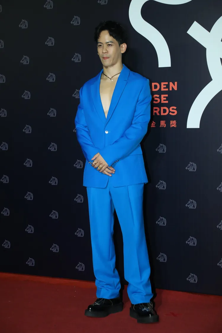 李淳穿SHIATZY CHEN藍色羊毛西裝，露胸肌吸睛。攝影中心攝