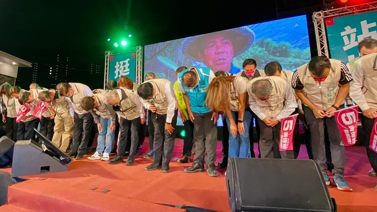 黃偉哲率市府團隊鞠躬感謝市民支持。王志弘攝