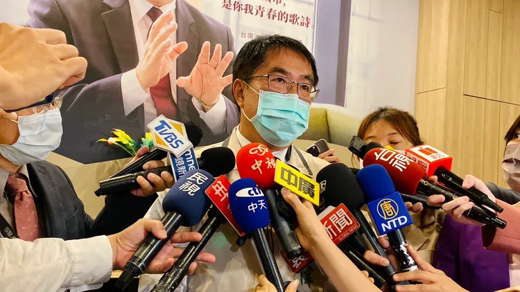 黃偉哲受訪時未現勝選喜悅。王志弘攝