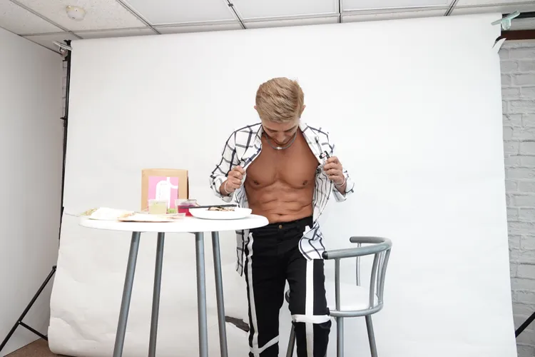 潘若迪當場秀出結實肌肉。陳德興攝