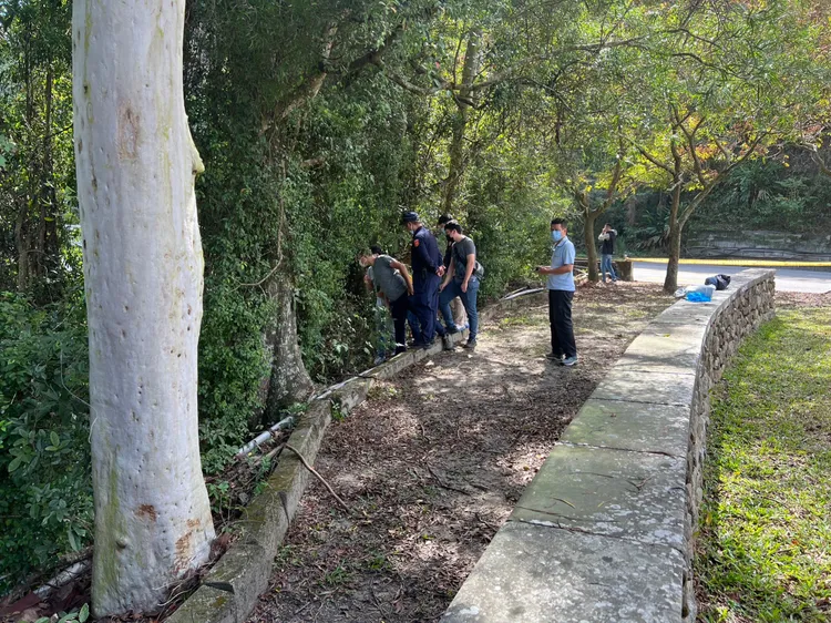 警方帶著嫌犯指認詳細棄屍位置。田兆緯攝