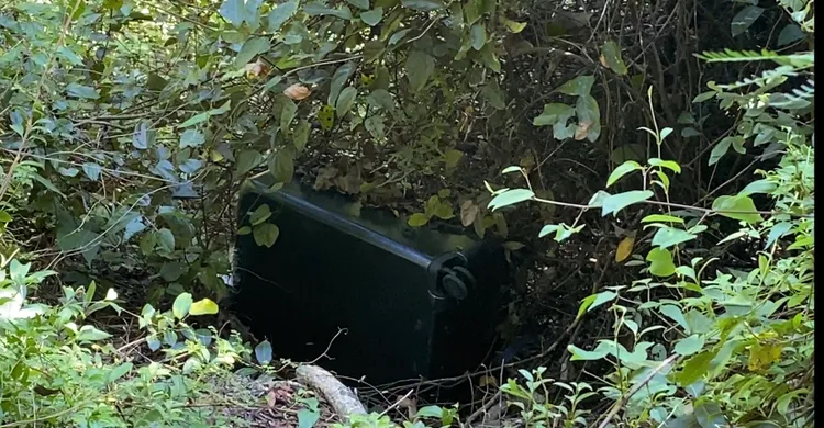 警方在棄屍地點找到藏屍行李箱。田兆緯攝