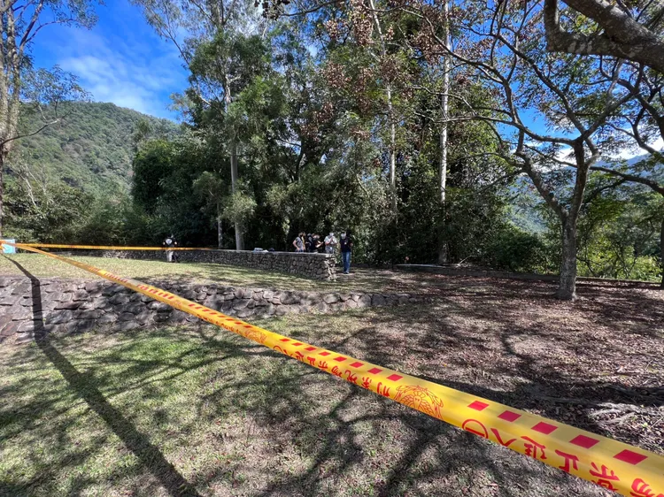 警方封鎖棄屍現場，並在行李箱周邊找到遺體。田兆緯攝