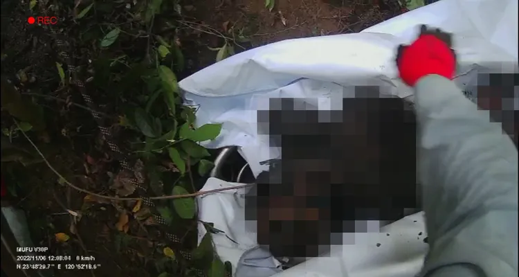 搜救人員在藏屍行李箱附近找到被拋出的屍體。民眾提供