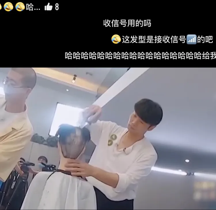 李榮浩在節目上替假模特兒理髮。翻攝少女小娛微博