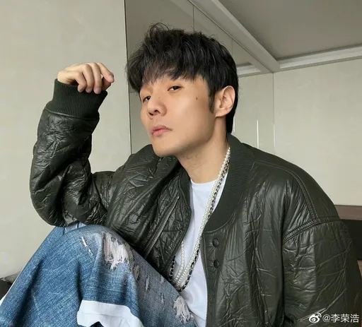 李榮浩化身剪刀手搞成翻車現場 全網驚呆:報警吧