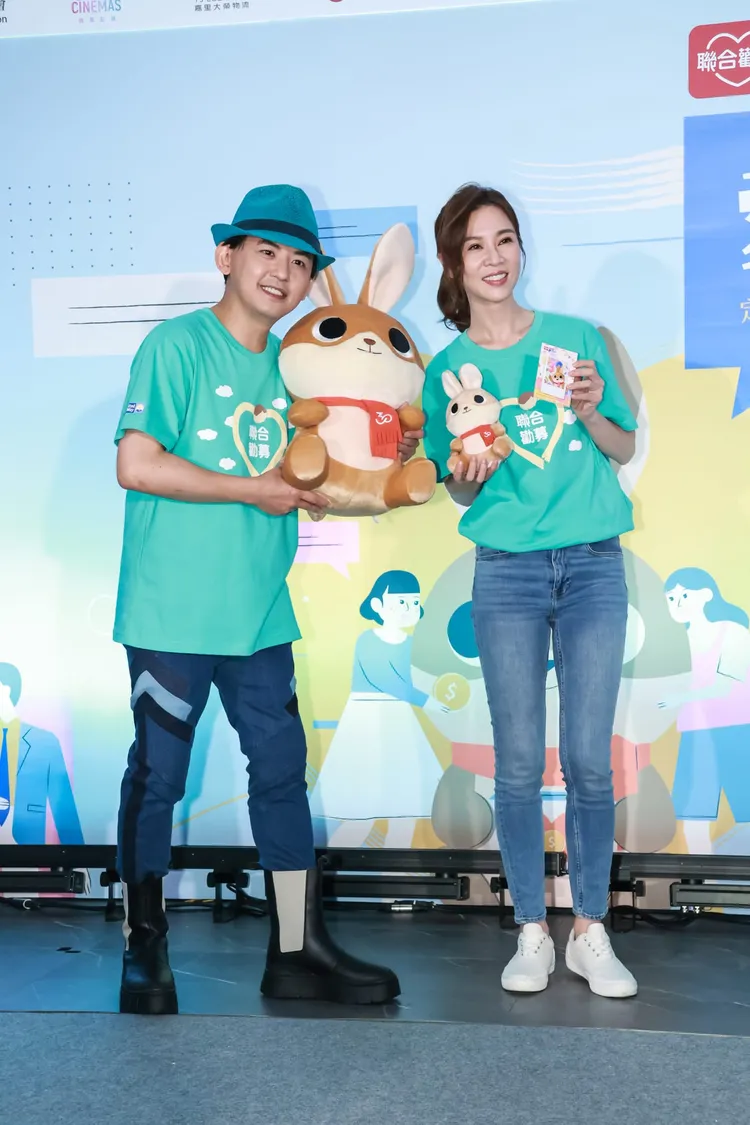 黃子佼（左）和謝盈萱開心合影。趙世平攝