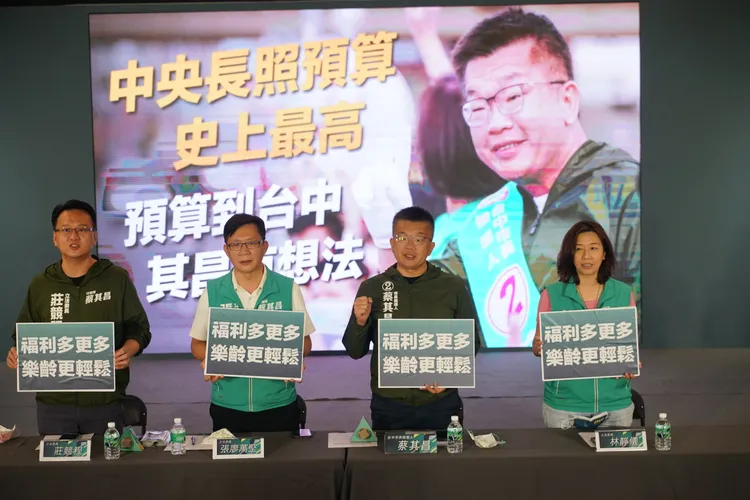 民進黨台中市長候選人蔡其昌今天在競選總部公布自己的長者福利政策。曾雪蒨攝