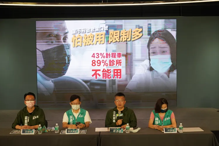 蔡其昌今天在競總發表長者福利政策，對於明天公辦電視政見發表會沒有提供候選人交叉詰問辯論機會表示「已經邀盧市長辯論23次了，可惜市長就是不回應。」曾雪蒨攝