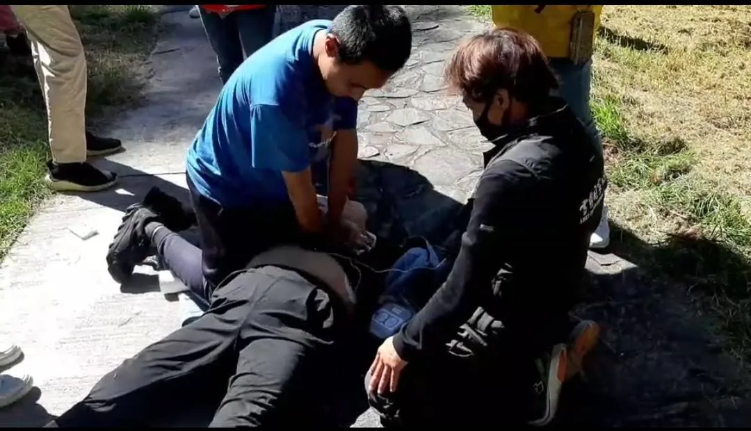來自中壢的女性遊客突人昏倒,保育員獲報趕往現場急救。民眾提供